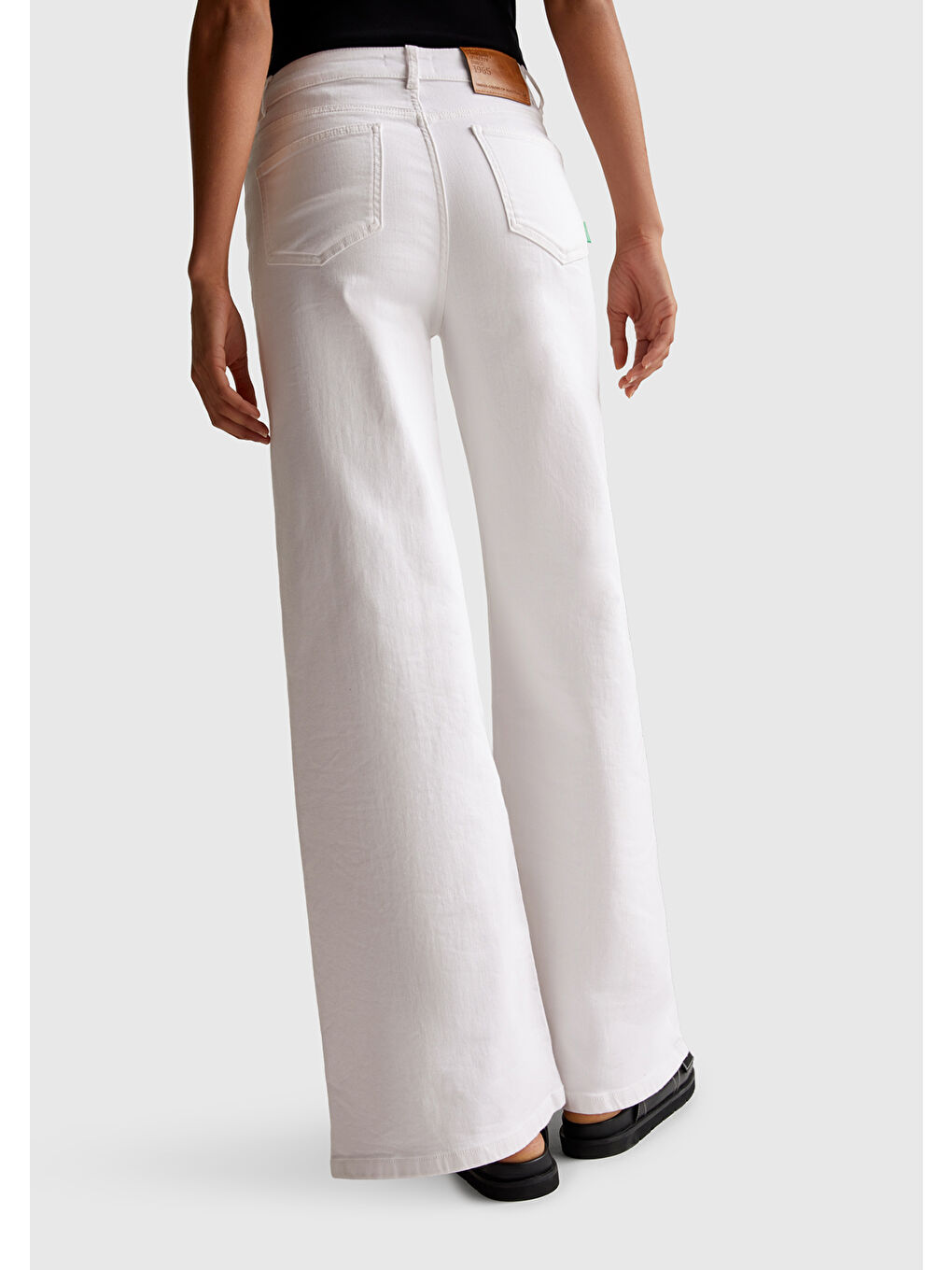 Kadın Beyaz Streç Pamuklu Arkası Logo Etiketli Bol Kesim Pantolon-2