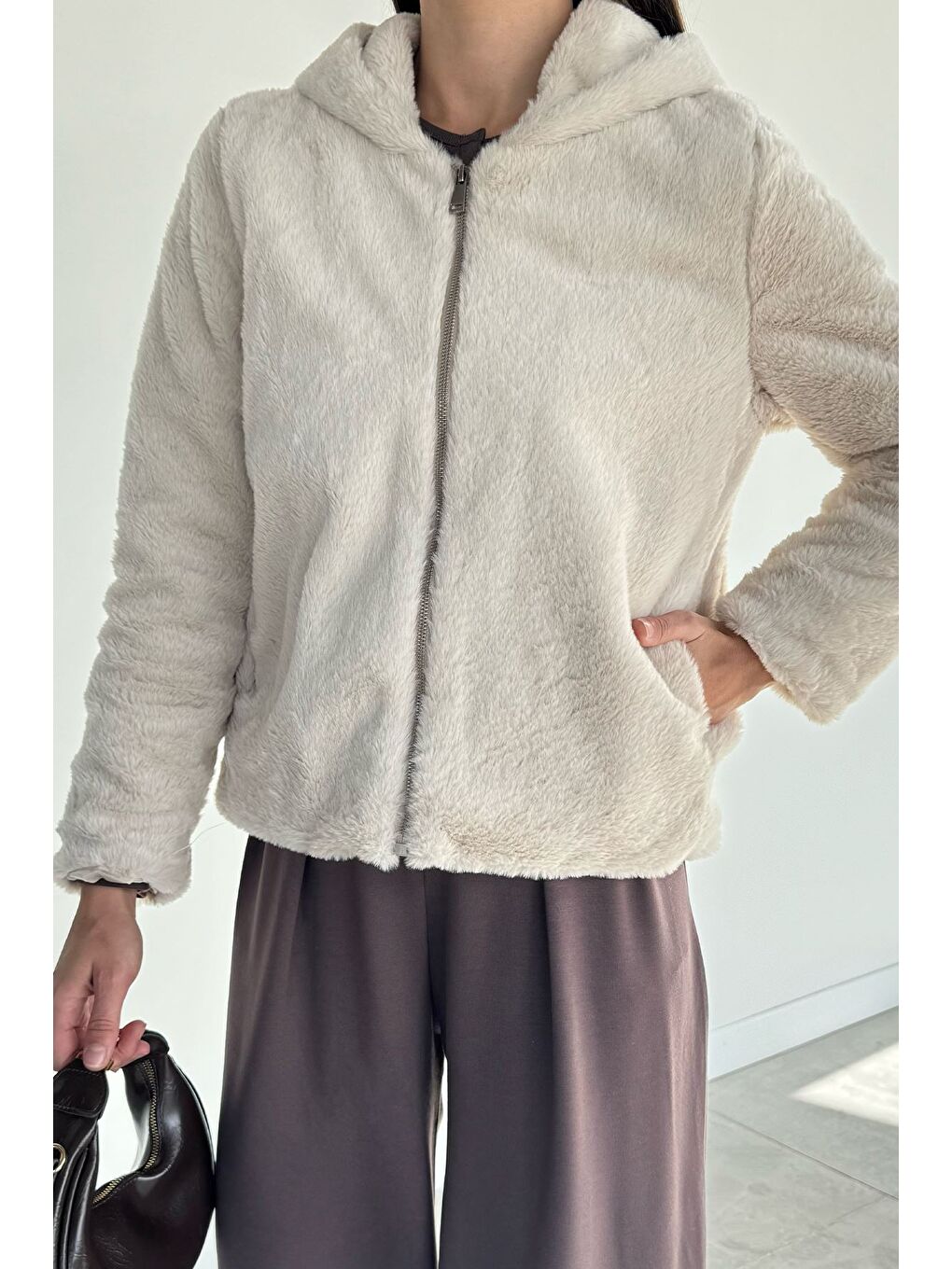 Ekru Kadın Kapüşonlu İç Astarlı Çift Cepli Pelüş Mont-2