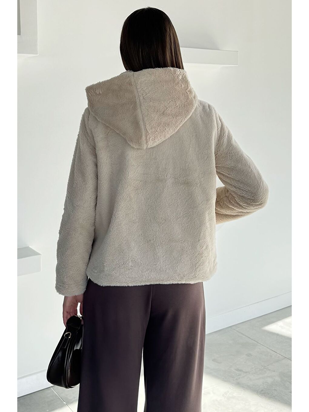 Ekru Kadın Kapüşonlu İç Astarlı Çift Cepli Pelüş Mont-3