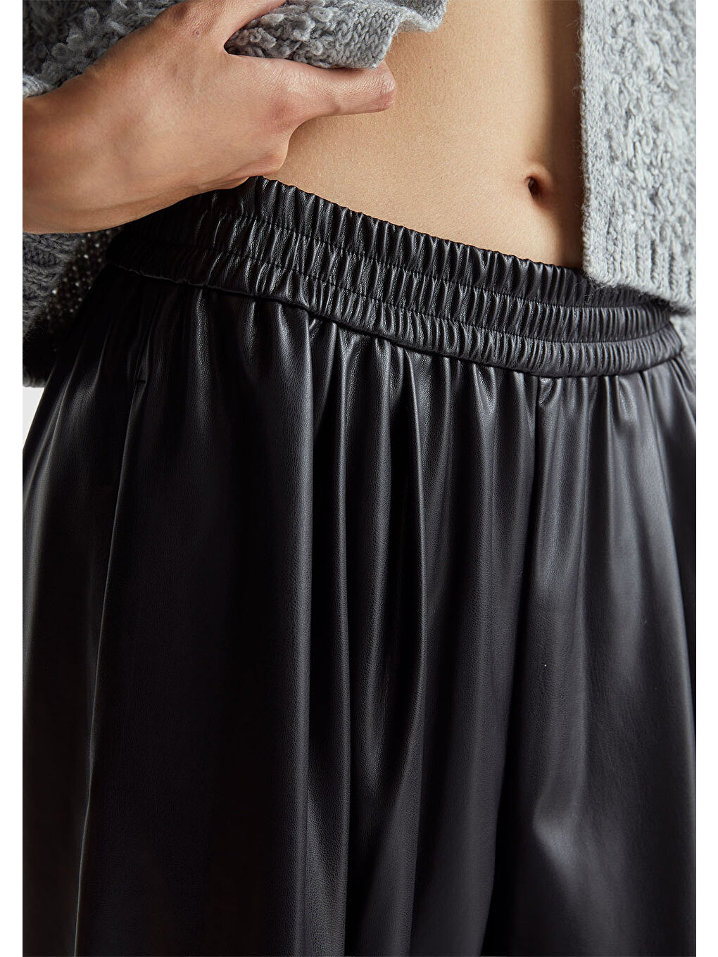 Kadın Siyah Beli Lastikli Büzgülü Geniş Paça Pantolon-5