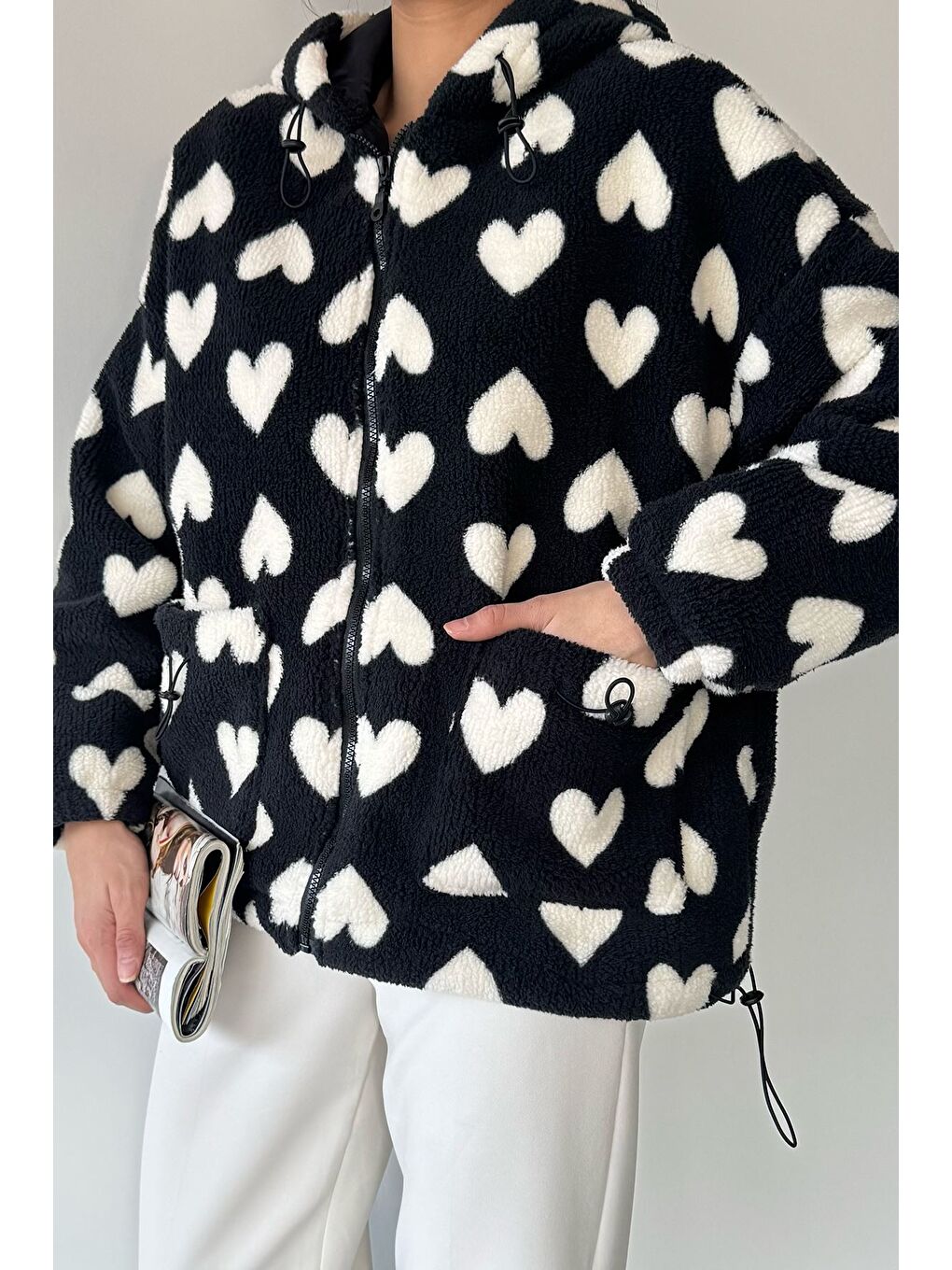 Siyah Kadın Kapüşonlu Ön Fermuarlı İç Astarlı Polar Mont