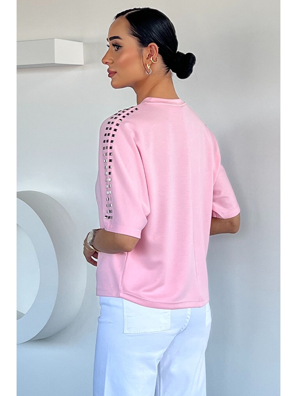Pembe Kadın Omuzlar Metal Taşlı Oversize Bluz-3