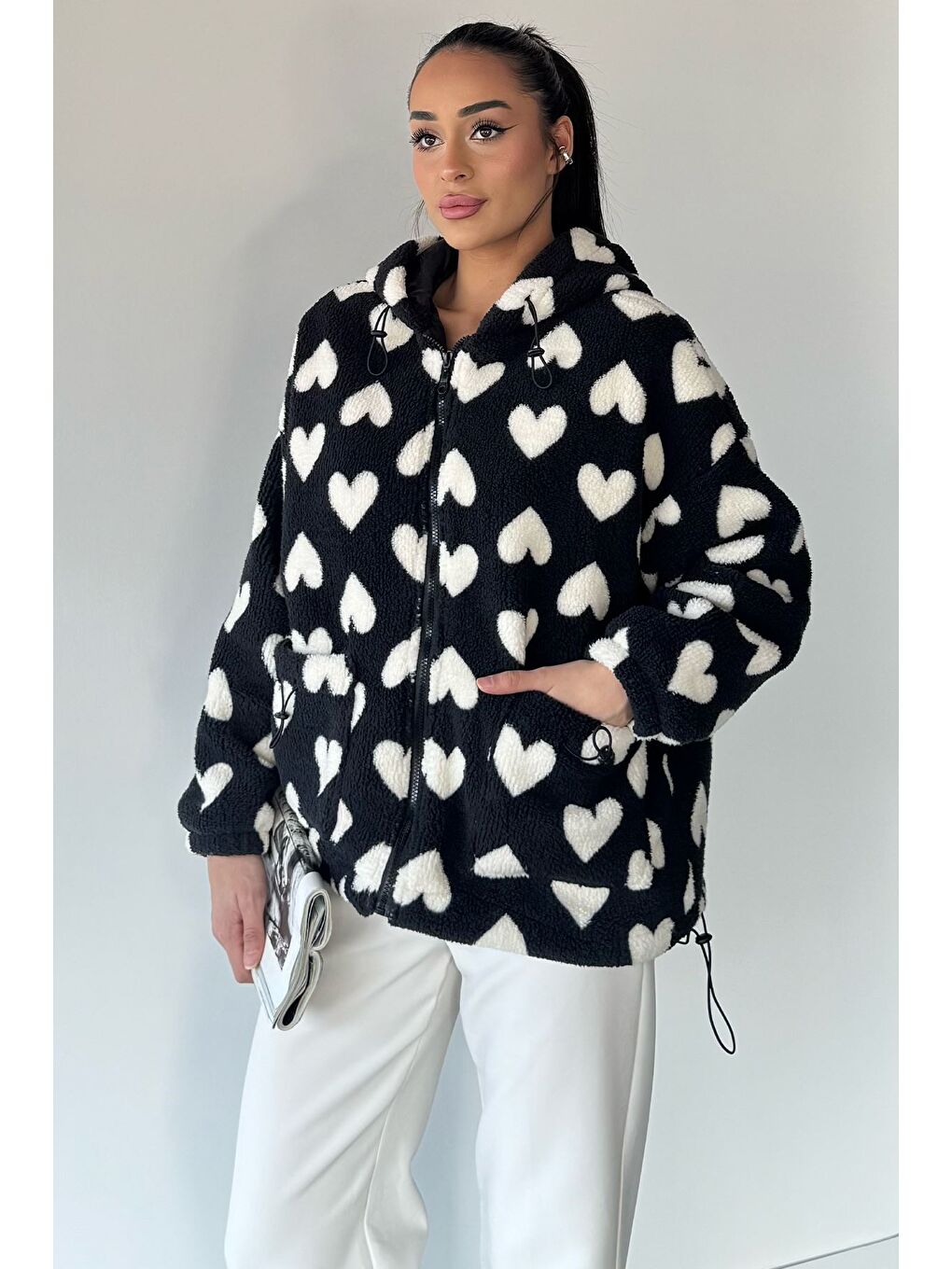 Siyah Kadın Kapüşonlu Ön Fermuarlı İç Astarlı Polar Mont-1