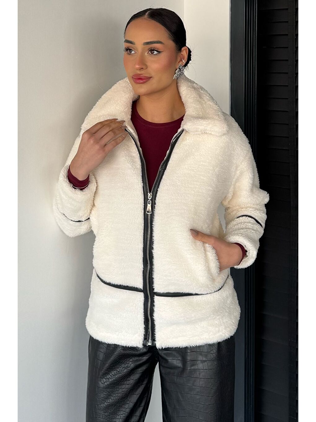 Ekru Kadın Şerit Detaylı İç Astarlı Pelüş Mont-1