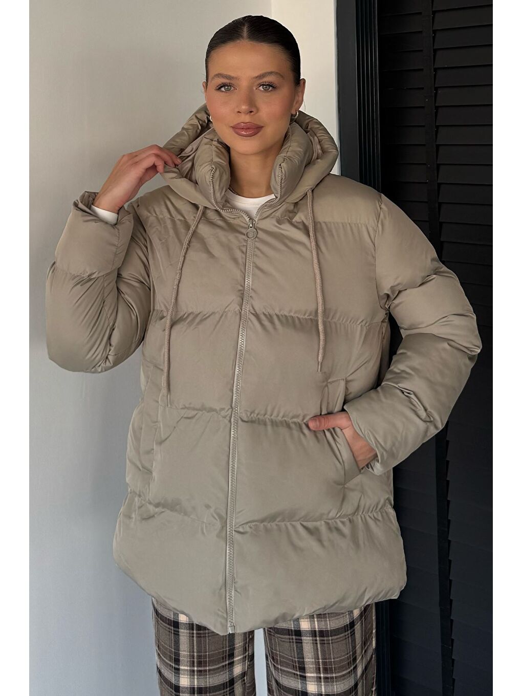Bej Kadın Kapüşonlu İç Astarlı Şişme Mont-1