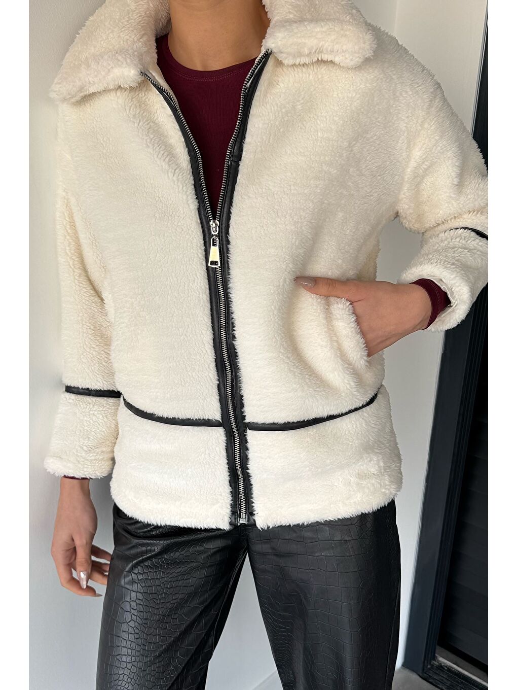 Ekru Kadın Şerit Detaylı İç Astarlı Pelüş Mont-2