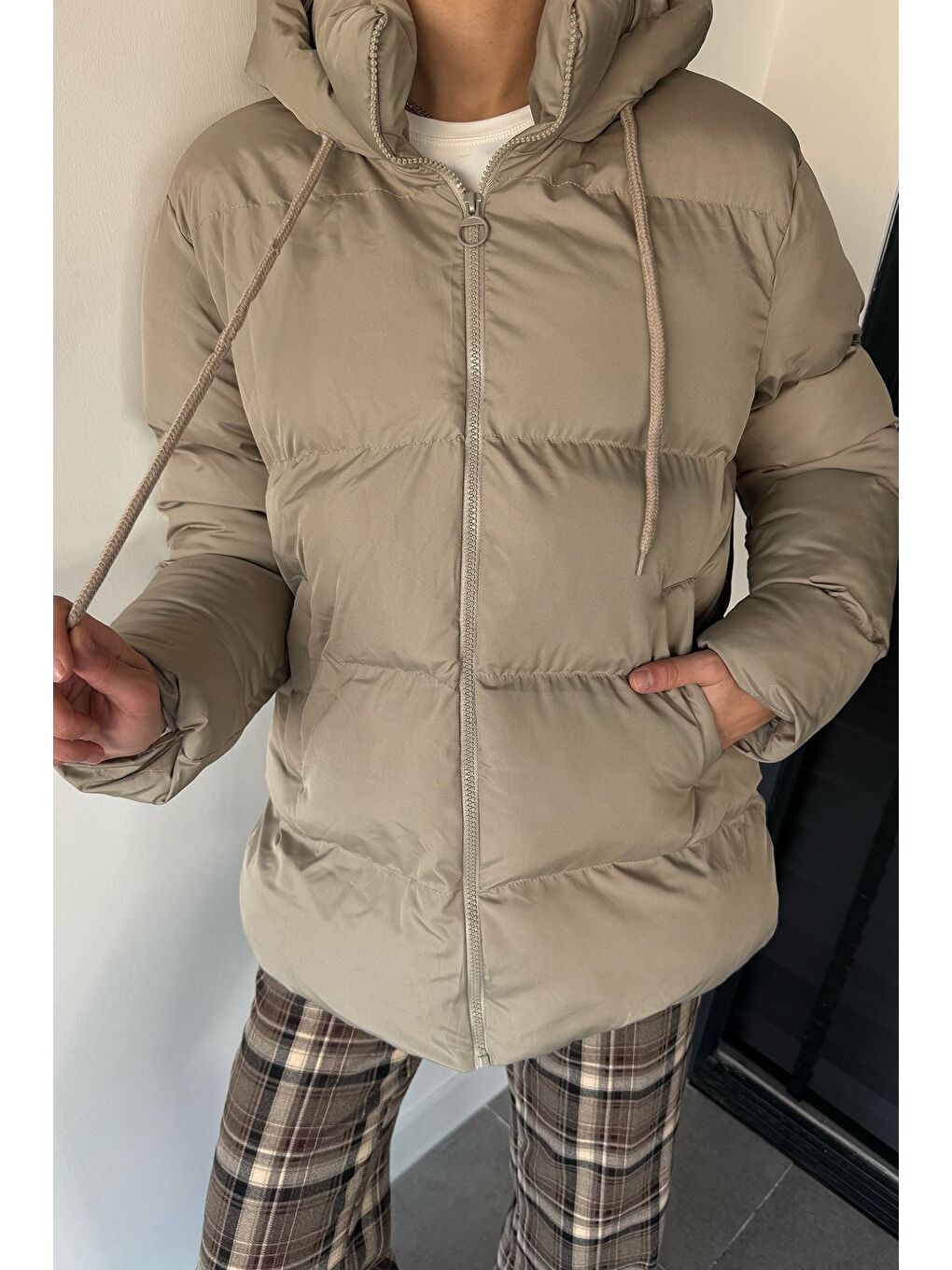 Bej Kadın Kapüşonlu İç Astarlı Şişme Mont-2