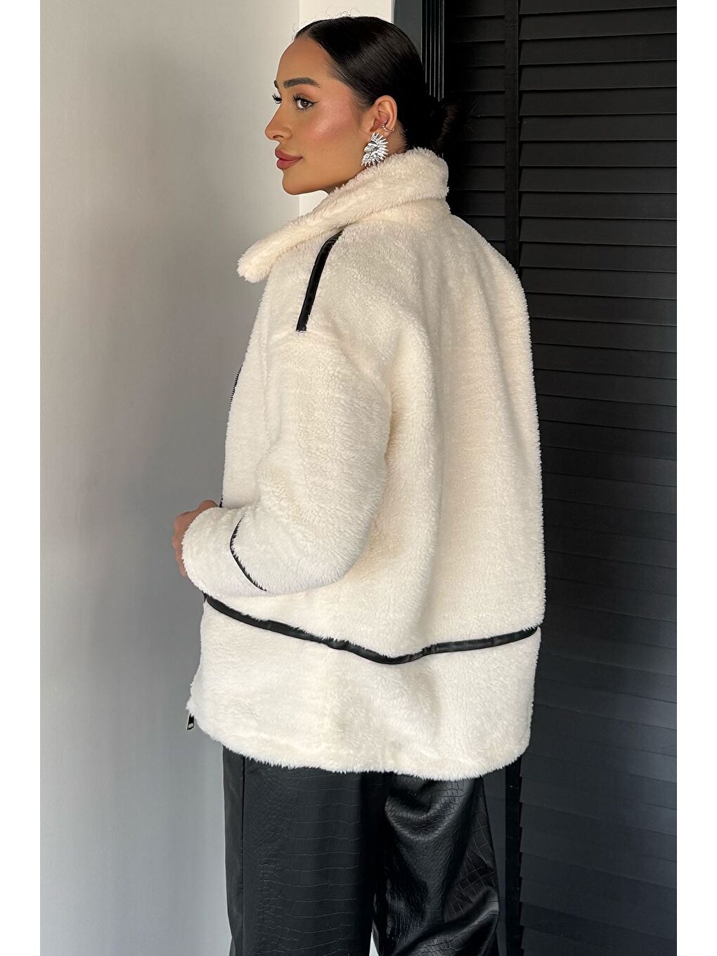 Ekru Kadın Şerit Detaylı İç Astarlı Pelüş Mont-3