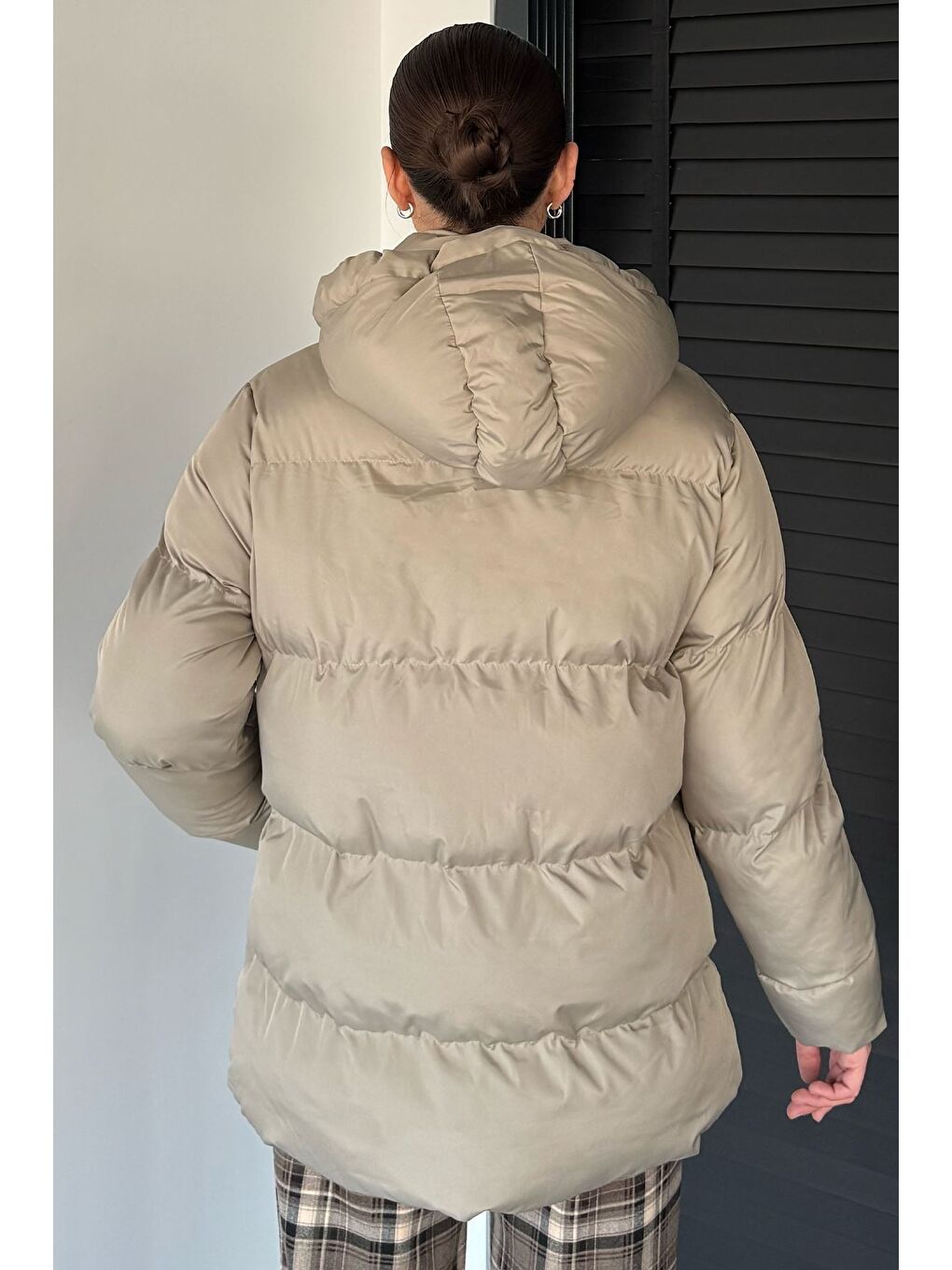 Bej Kadın Kapüşonlu İç Astarlı Şişme Mont-3