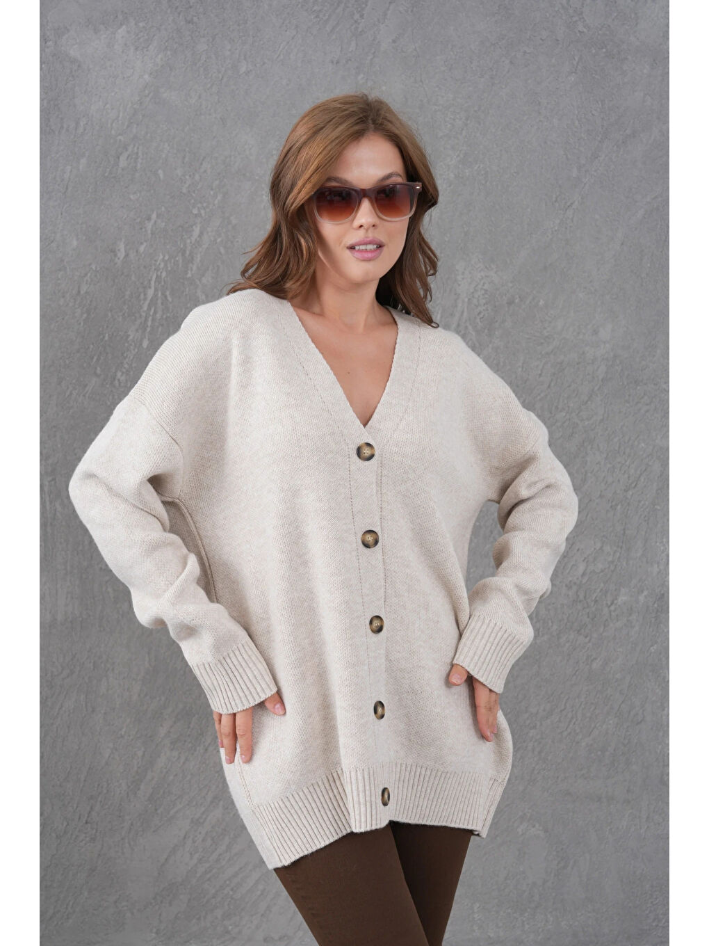 Bej Kadın V Yaka Düğme Kapama Oversize Uzun Triko Hırka-1