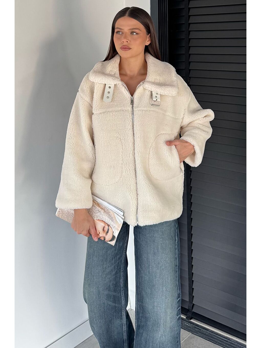 Ekru Yakası Kemer Detaylı İç Astarlı Kadın Pelüş Mont