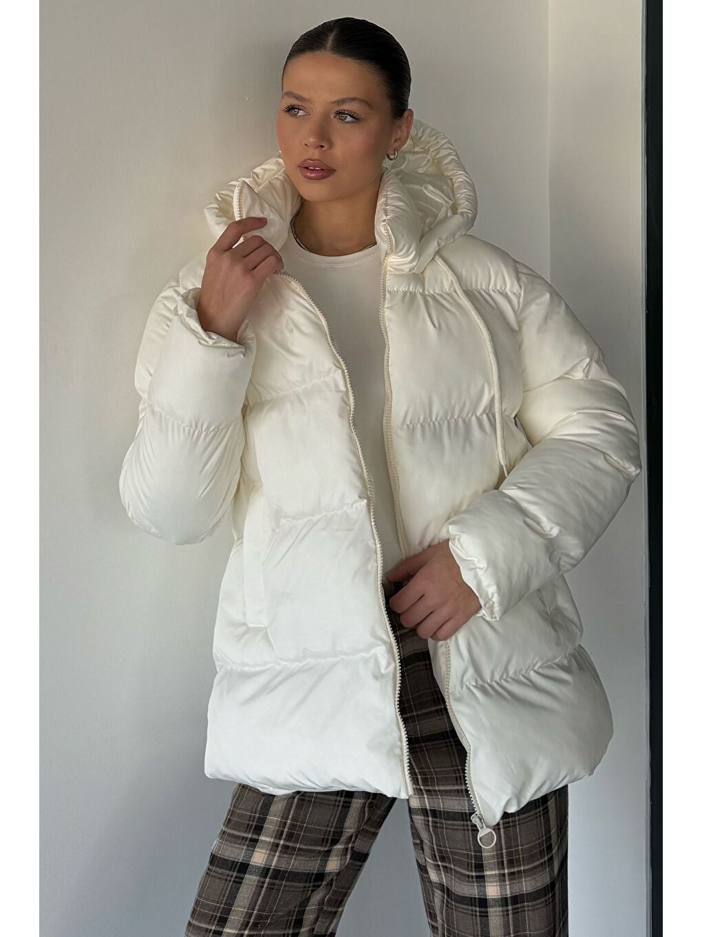 Ekru Kadın Kapüşonlu İç Astarlı Şişme Mont-1