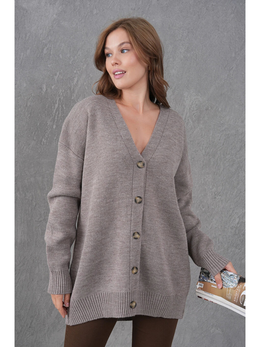 Bej Kadın V Yaka Düğme Kapama Oversize Uzun Triko Hırka-4