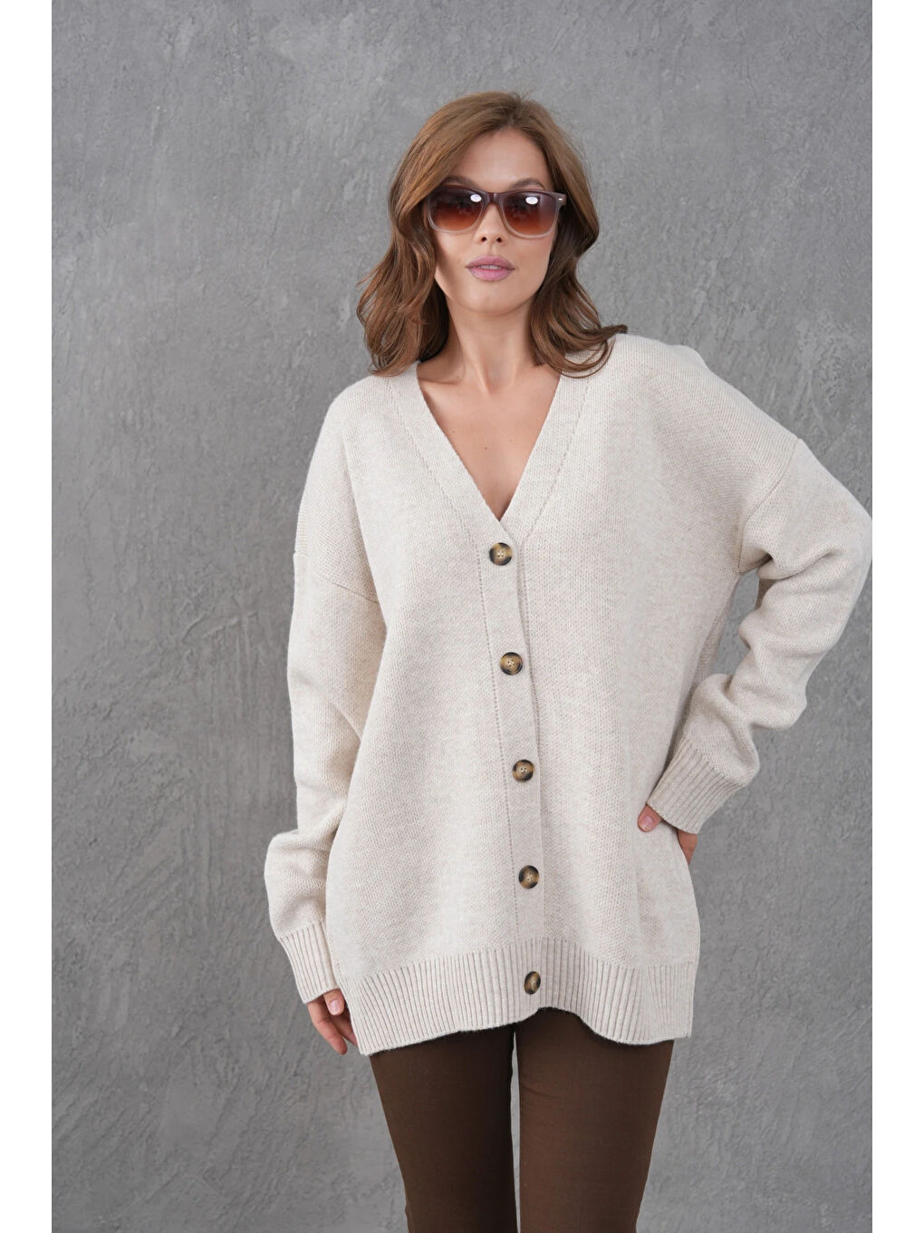 Bej Kadın V Yaka Düğme Kapama Oversize Uzun Triko Hırka-2