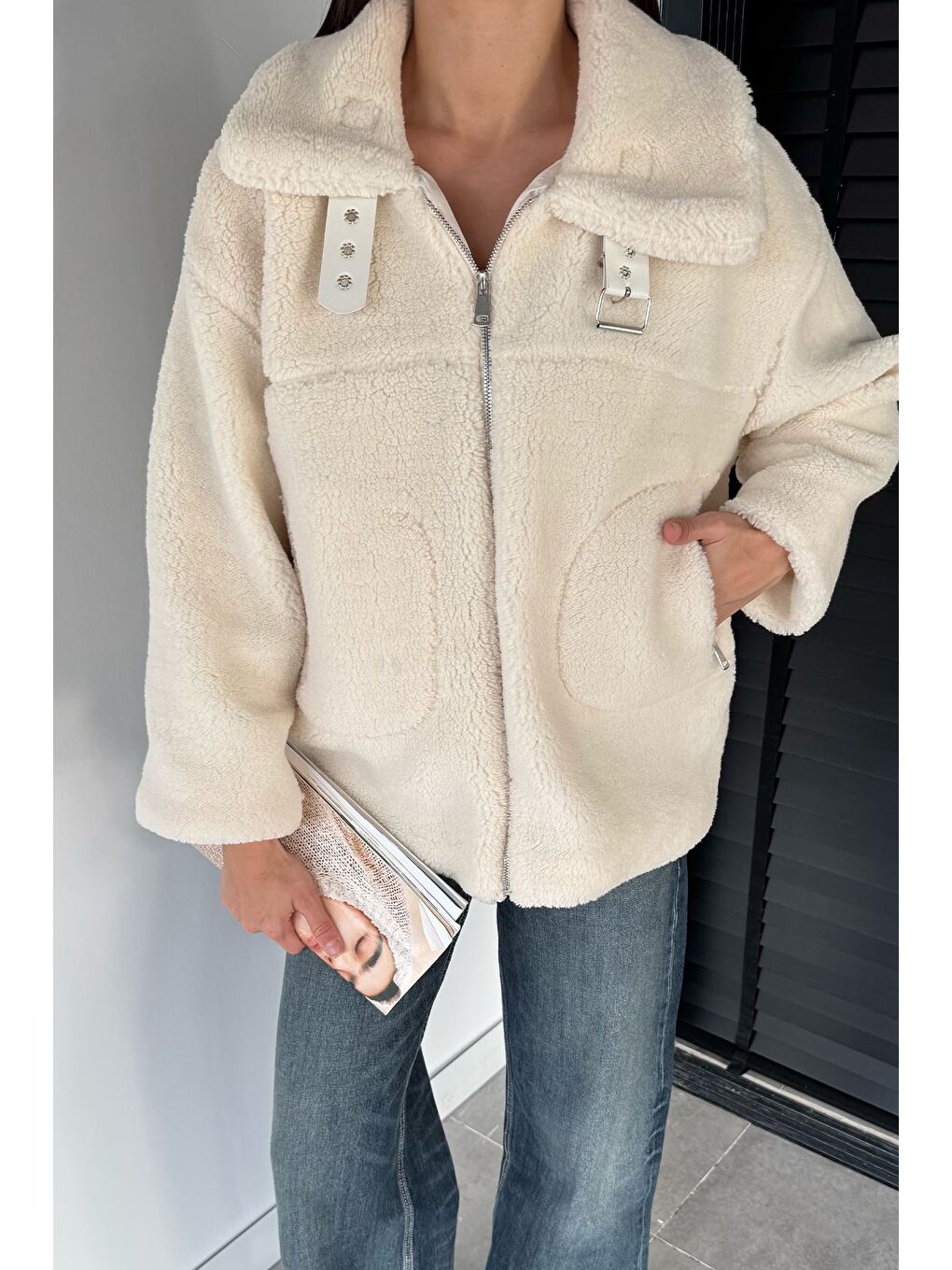 Ekru Yakası Kemer Detaylı İç Astarlı Kadın Pelüş Mont-1