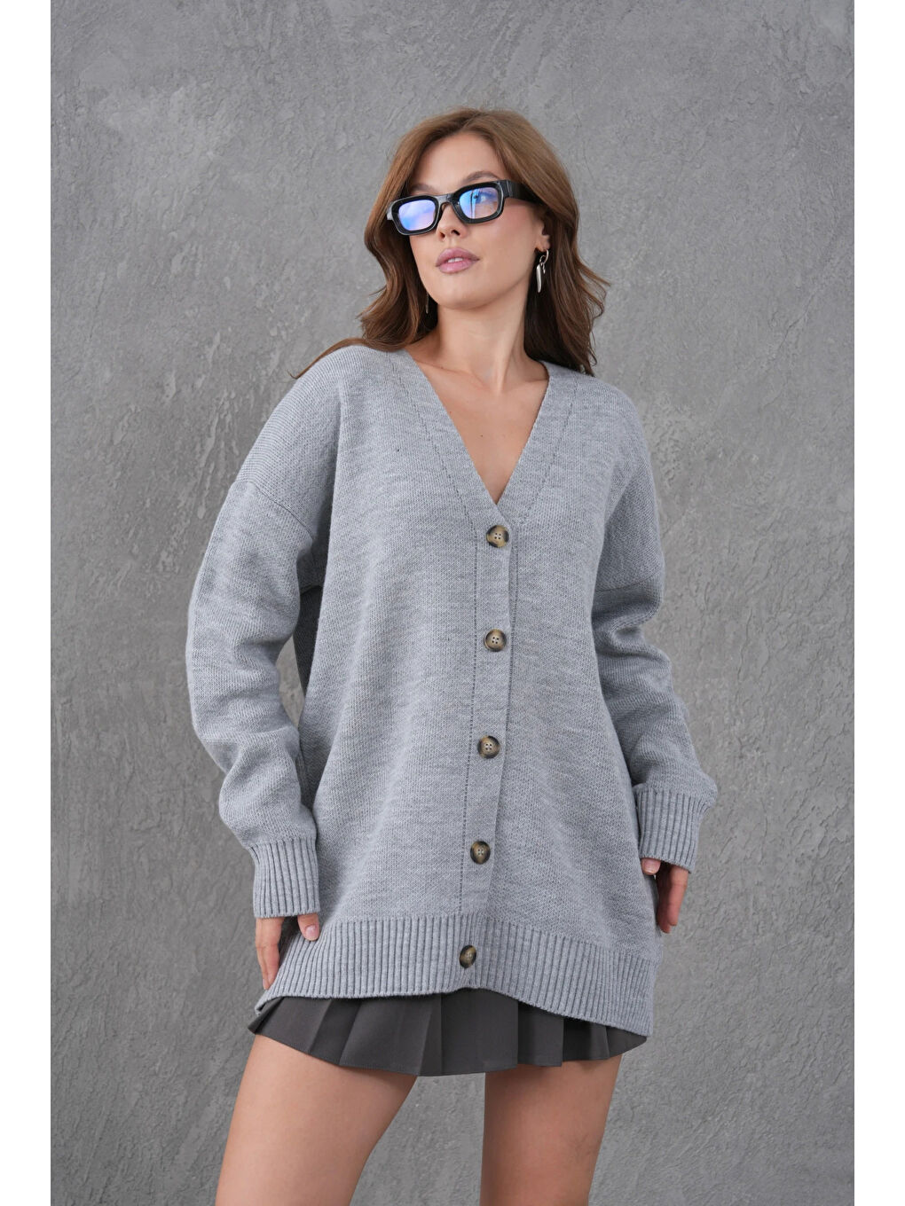 Gri Kadın V Yaka Düğme Kapama Oversize Uzun Triko Hırka-1