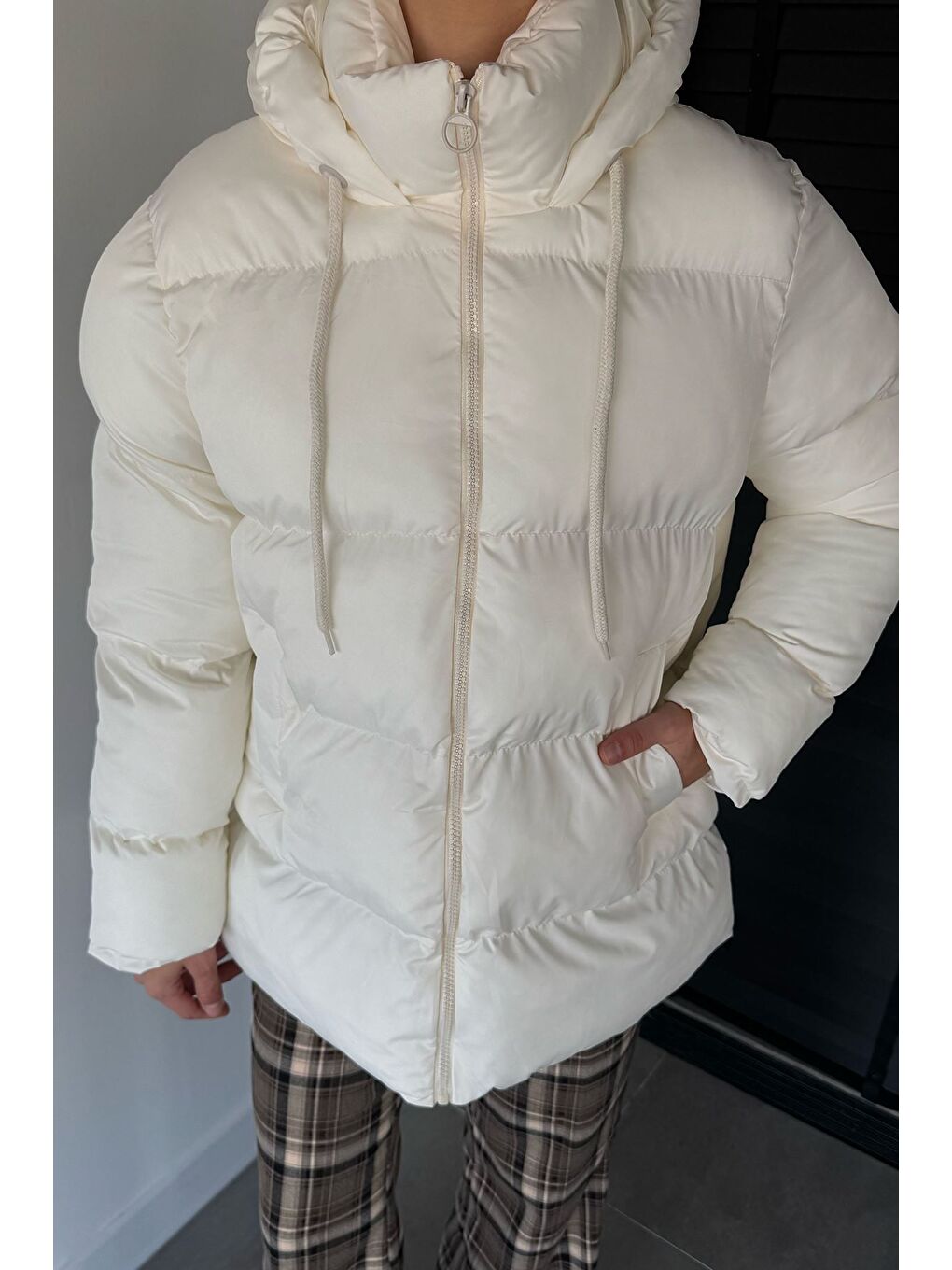 Ekru Kadın Kapüşonlu İç Astarlı Şişme Mont-2