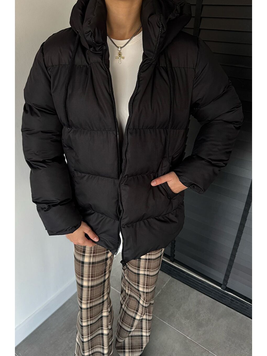 Siyah Kadın Kapüşonlu İç Astarlı Şişme Mont-1