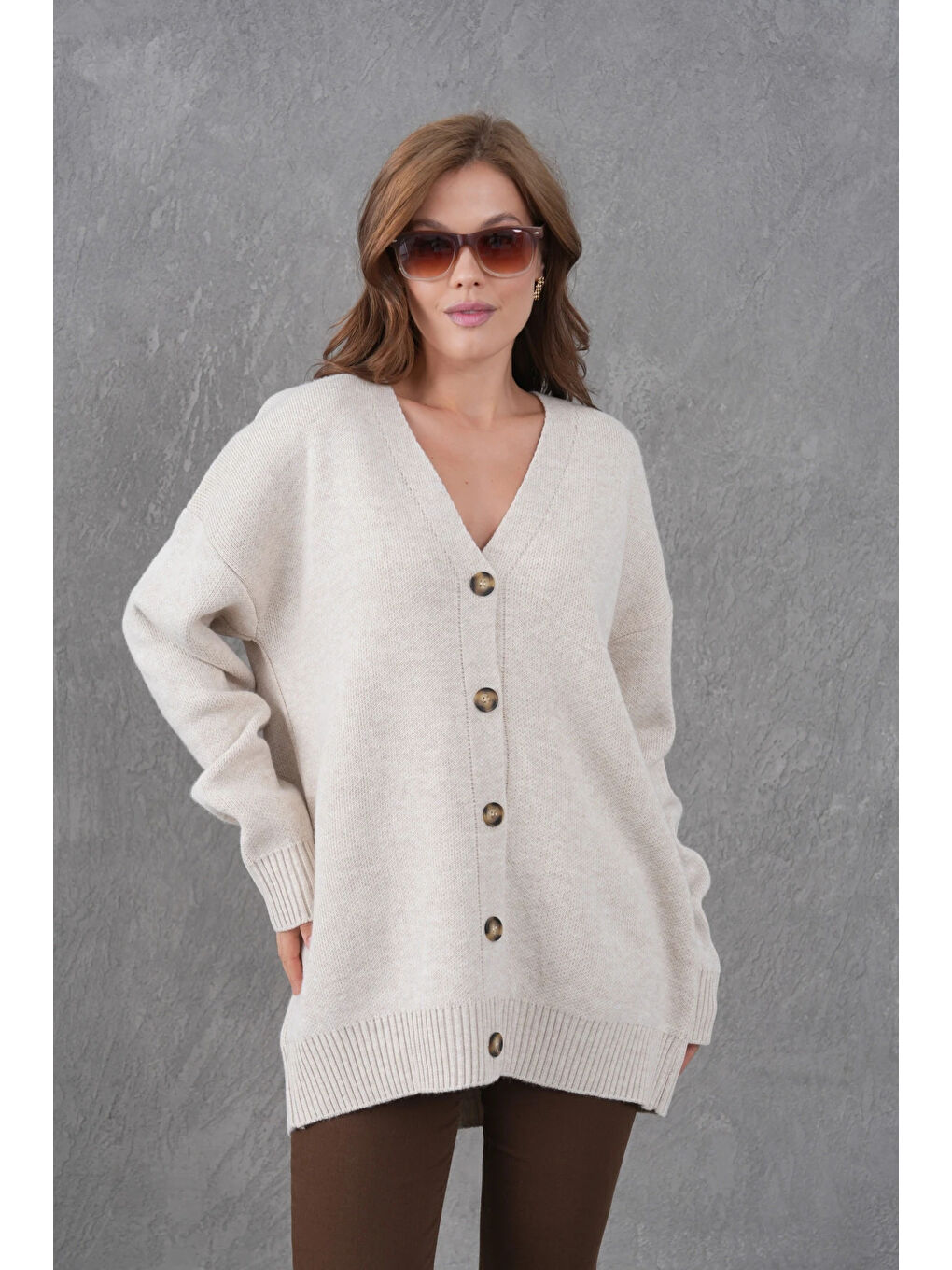 Bej Kadın V Yaka Düğme Kapama Oversize Uzun Triko Hırka-3
