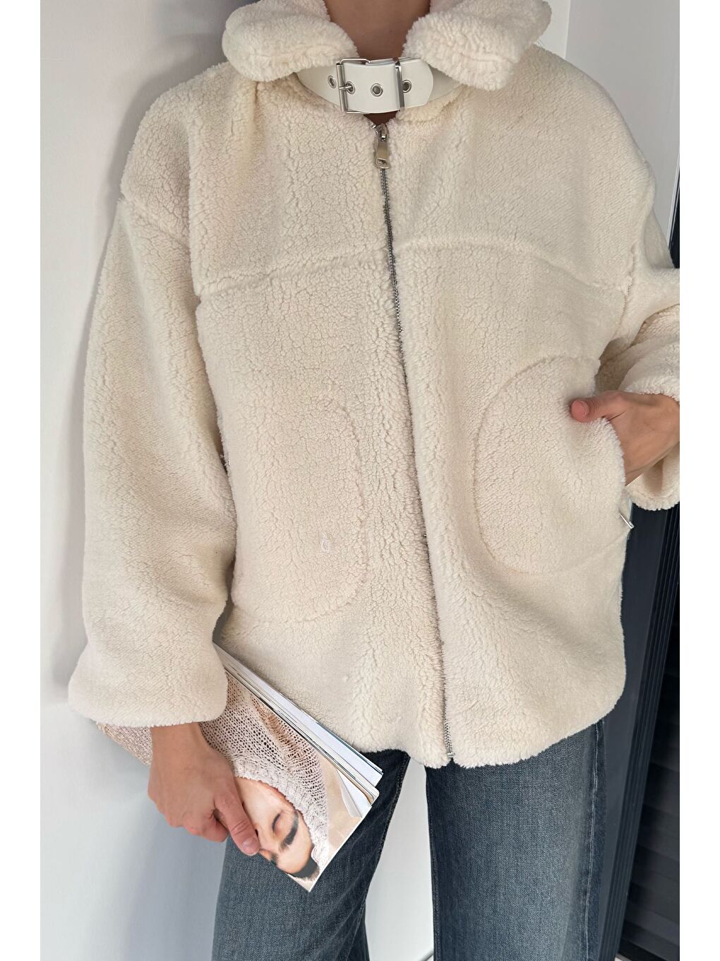 Ekru Yakası Kemer Detaylı İç Astarlı Kadın Pelüş Mont-2