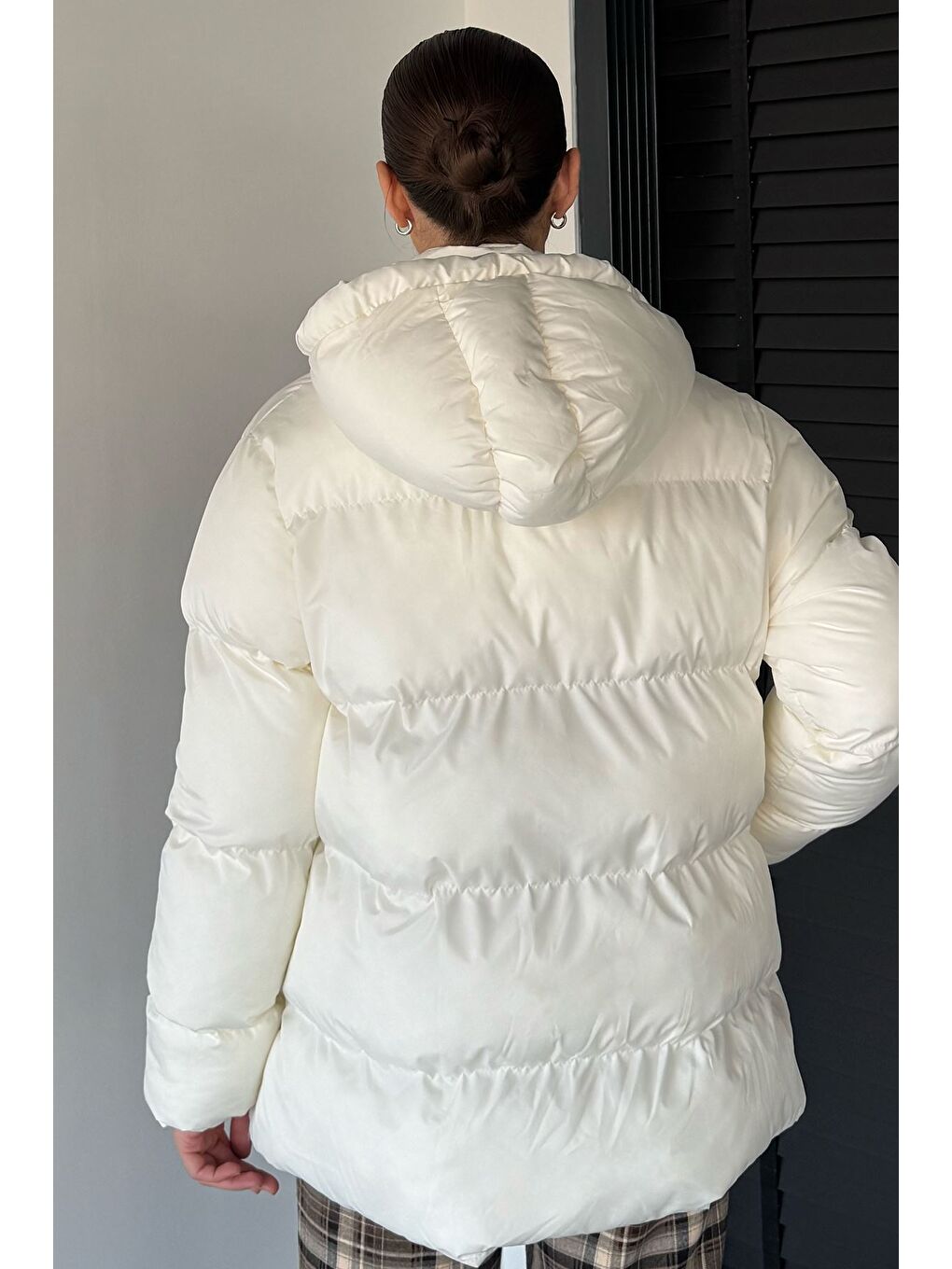 Ekru Kadın Kapüşonlu İç Astarlı Şişme Mont-3