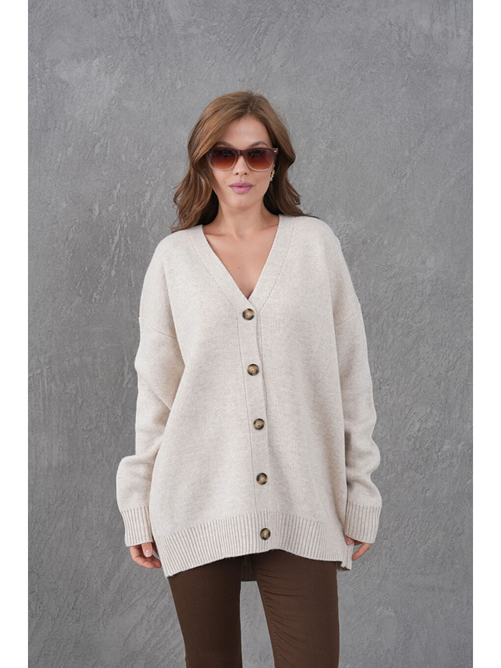 Bej Kadın V Yaka Düğme Kapama Oversize Uzun Triko Hırka-4