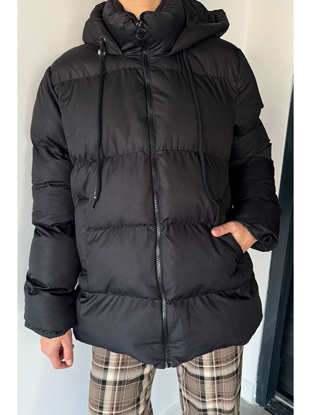 Siyah Kadın Kapüşonlu İç Astarlı Şişme Mont-2