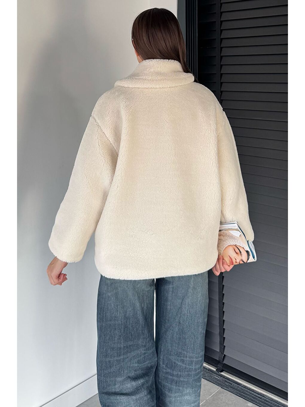 Ekru Yakası Kemer Detaylı İç Astarlı Kadın Pelüş Mont-3