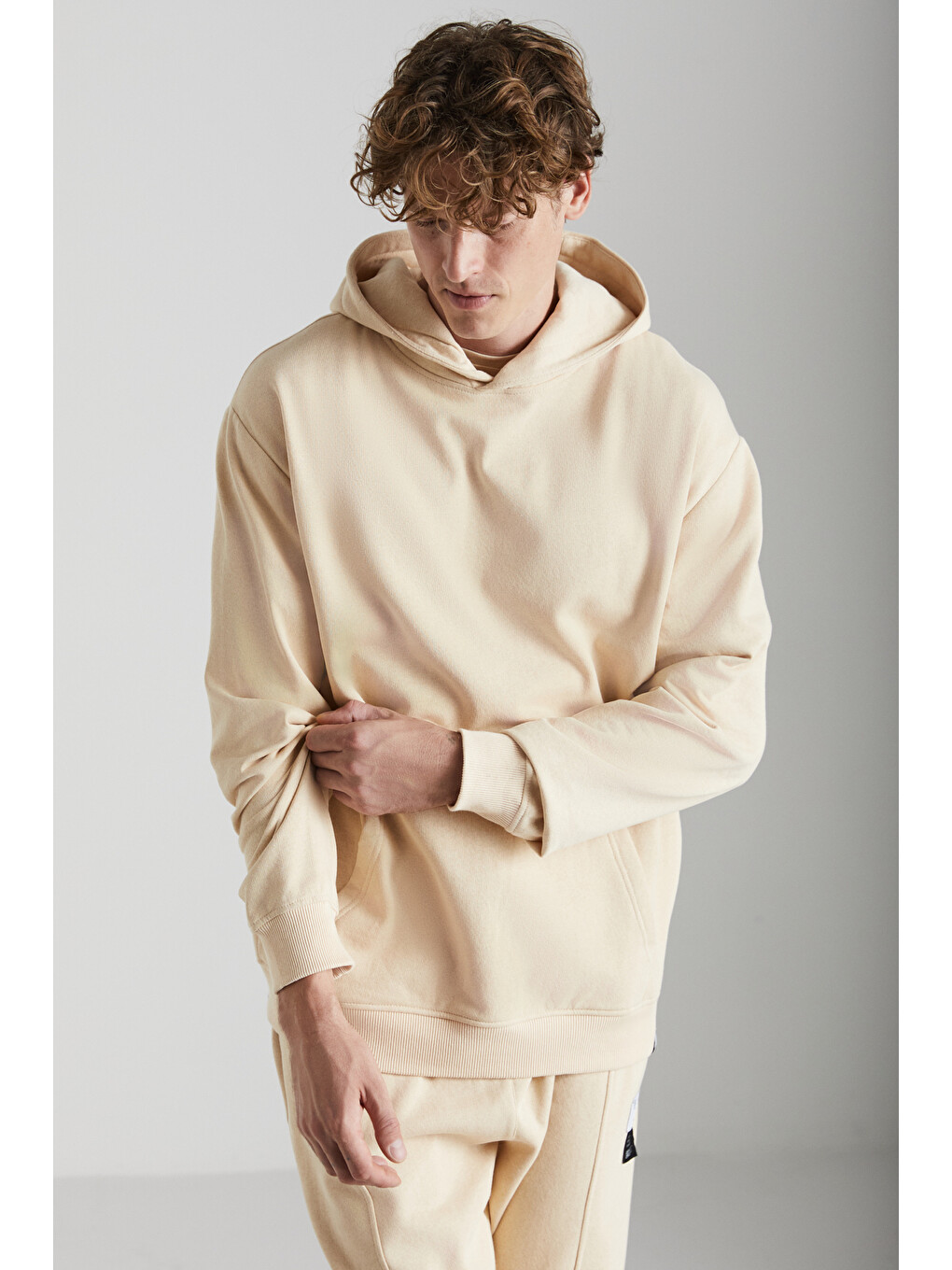 Cartmel Erkek Organik Kumaşlı İçi Polarlı Yumuşacık Kanguru Cepli Kapüşonlu Bej Sweatshirt-2