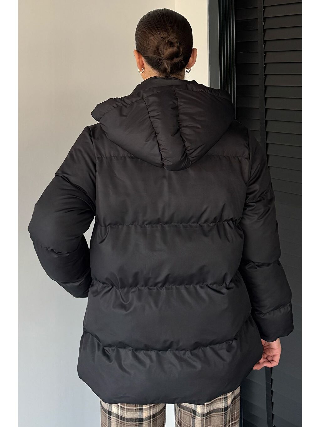 Siyah Kadın Kapüşonlu İç Astarlı Şişme Mont-3