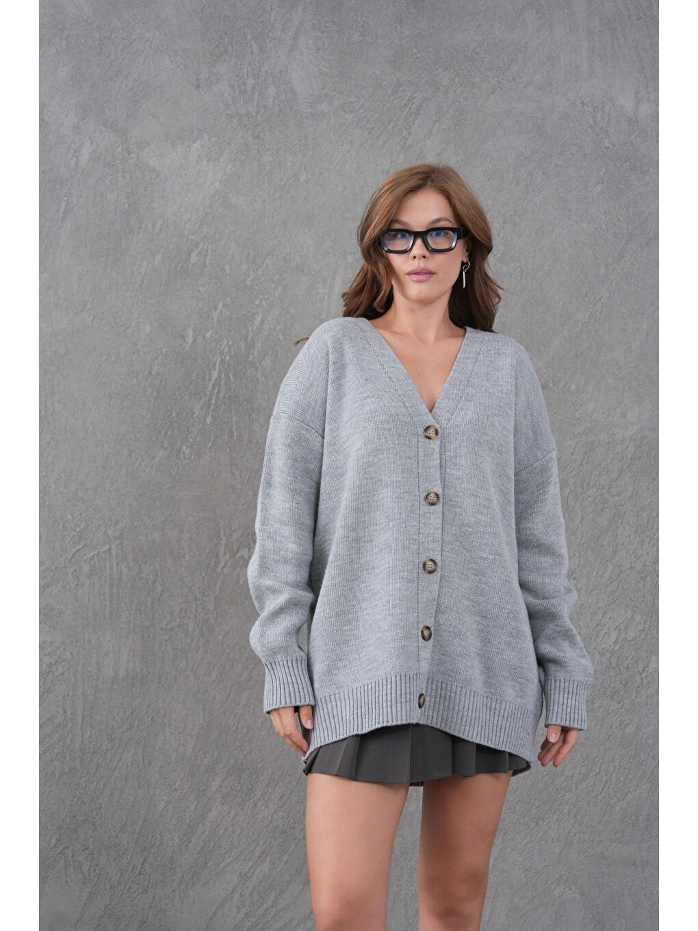 Gri Kadın V Yaka Düğme Kapama Oversize Uzun Triko Hırka-3