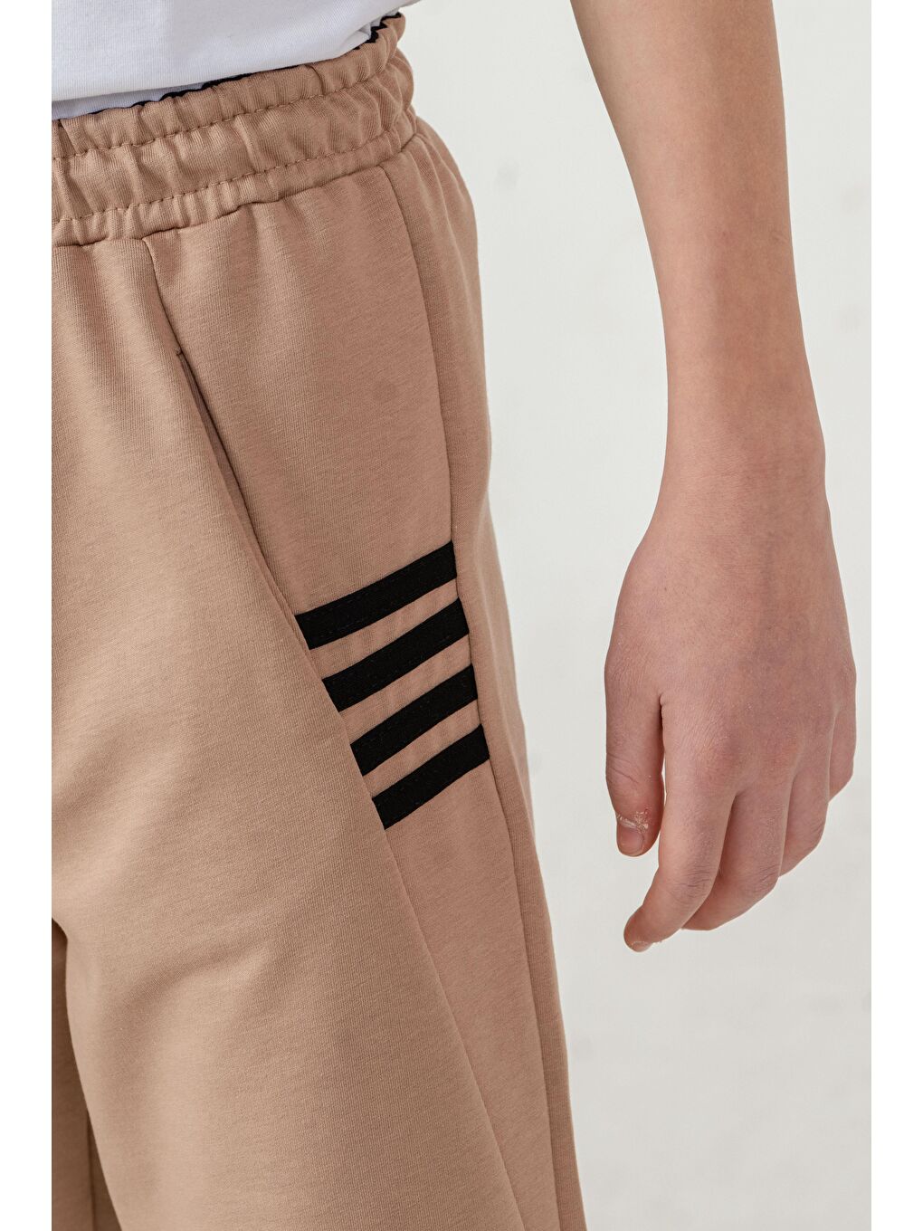 Bej Champs Baskılı Yanlar 4 Şerit Biyeli  Erkek Çocuk Şort-3