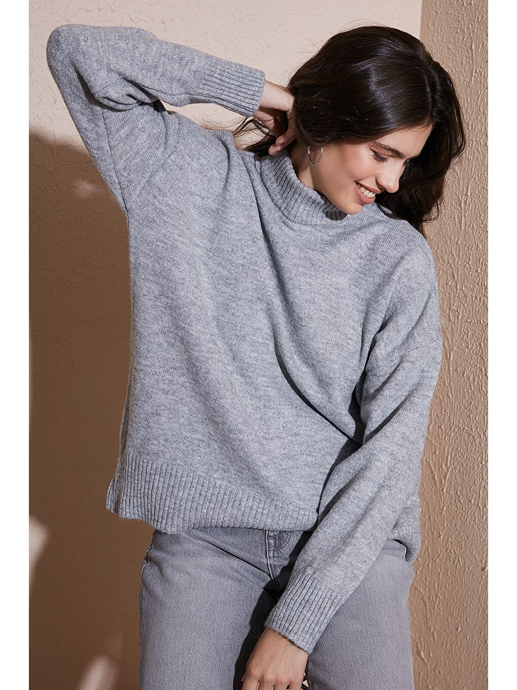 Gri Premium Oversize Fit Balıkçı Yaka Yumuşak Dokulu Triko Kazak 680KZ00469-1