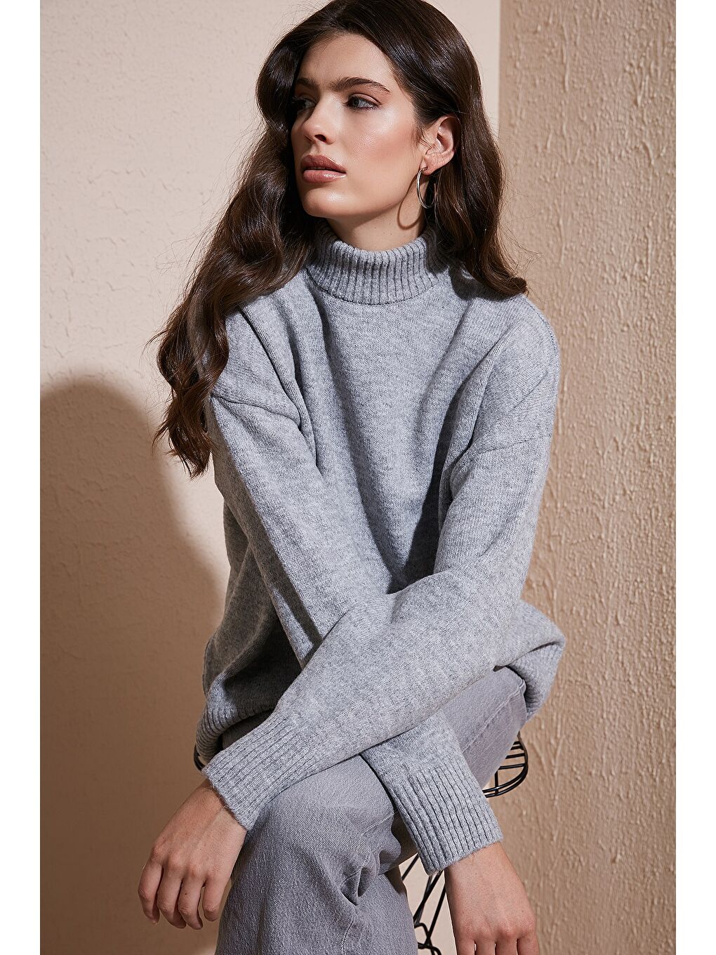 Gri Premium Oversize Fit Balıkçı Yaka Yumuşak Dokulu Triko Kazak 680KZ00469-2