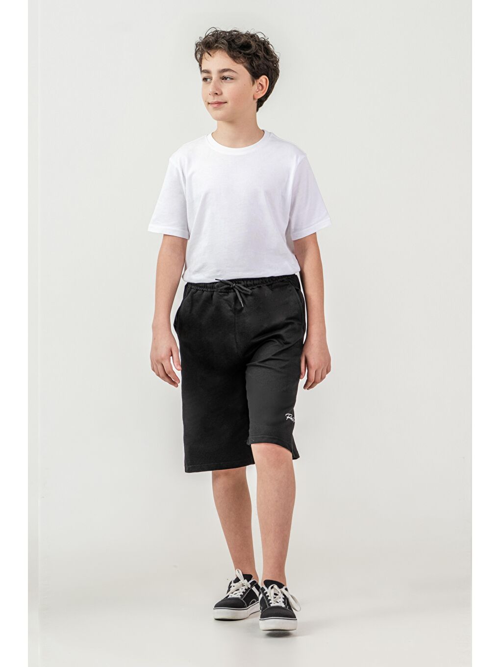 Siyah Sol Bacak Nakışlı Erkek Çocuk Şort