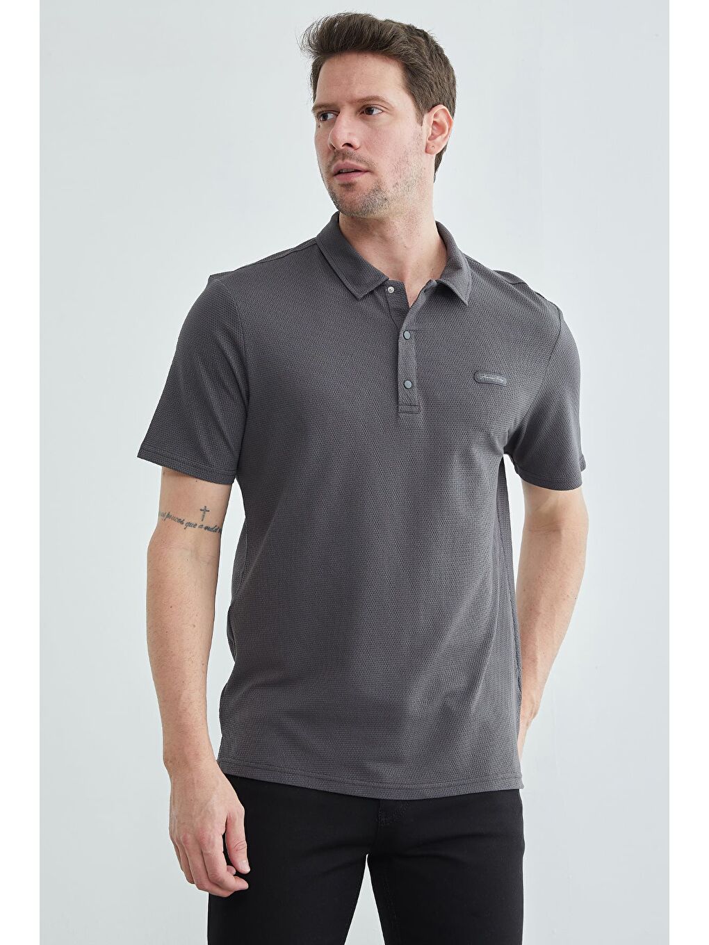 Gri Petek Kumaş Çıtçıtlı Polo Yaka Tişört-2