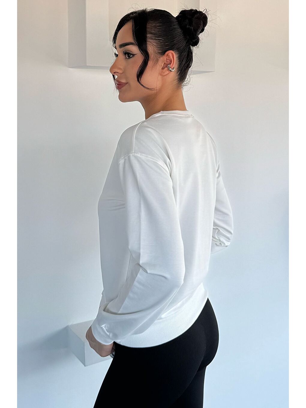 Ekru Kadın Bisiklet Yaka Baskılı Taş İşlemeli Sweatshirt-3