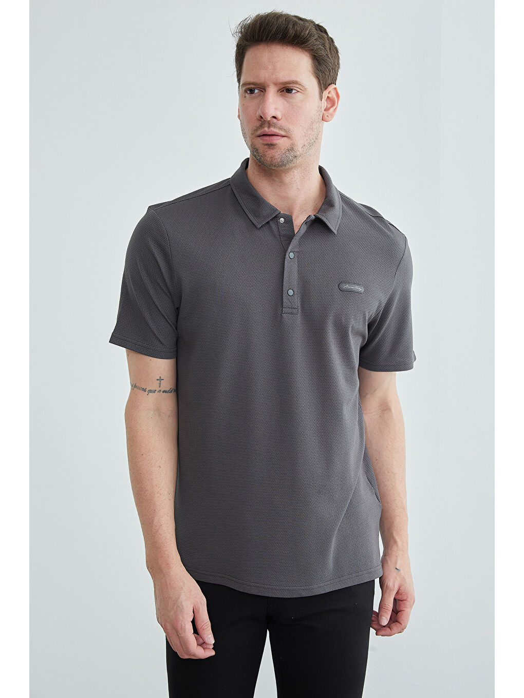 Gri Petek Kumaş Çıtçıtlı Polo Yaka Tişört-4