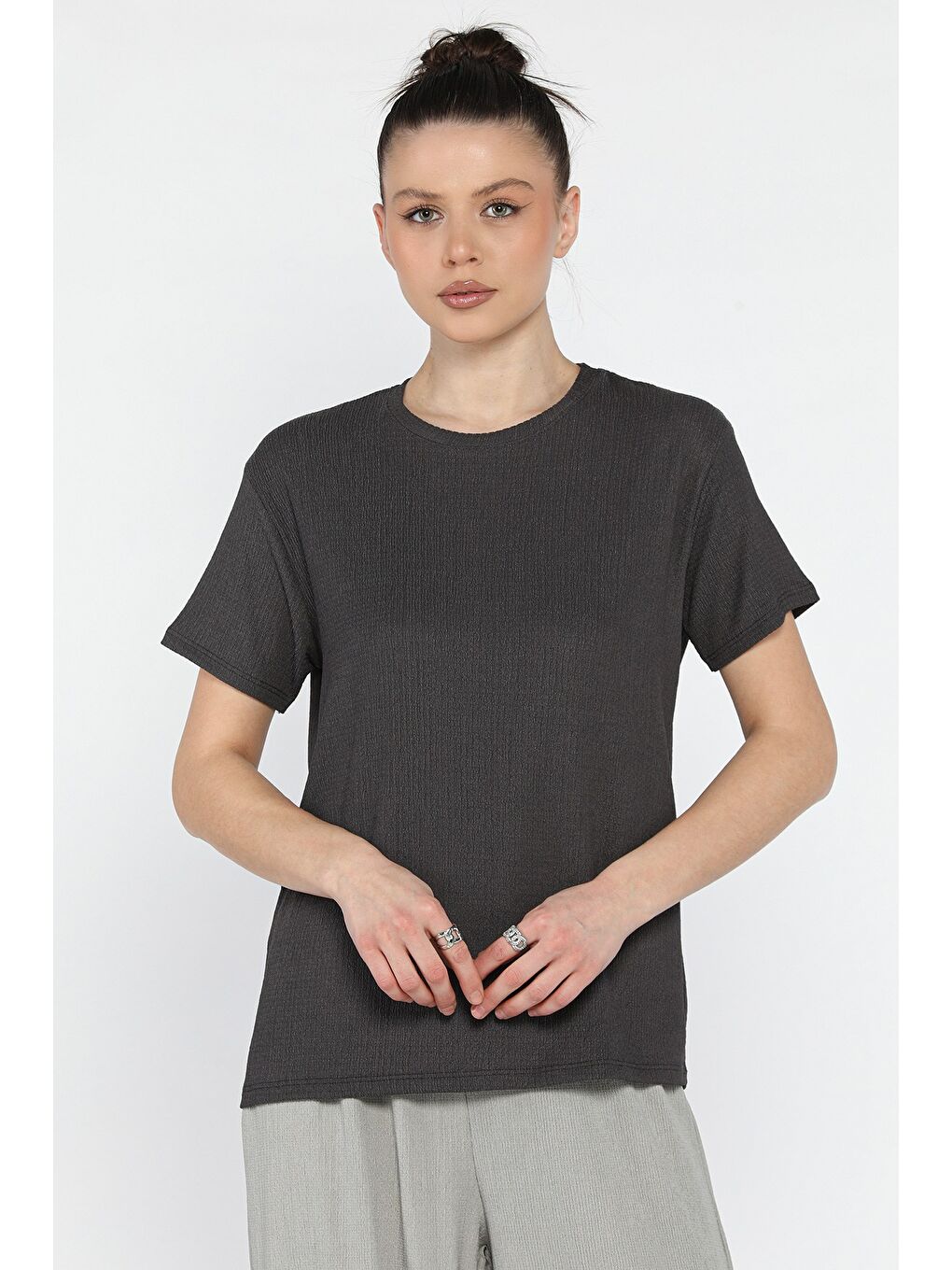 Antrasit Kadın Bisiklet Yaka Basic Tişört-1