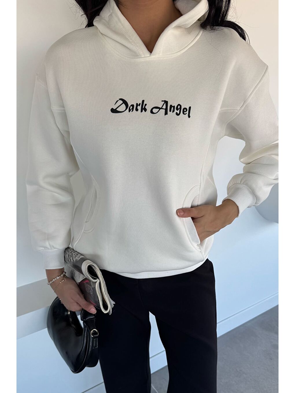 Ekru Kadın Kapüşonlu Kanguru Cepli Baskılı Üç İplik Şardonlu Sweatshirt