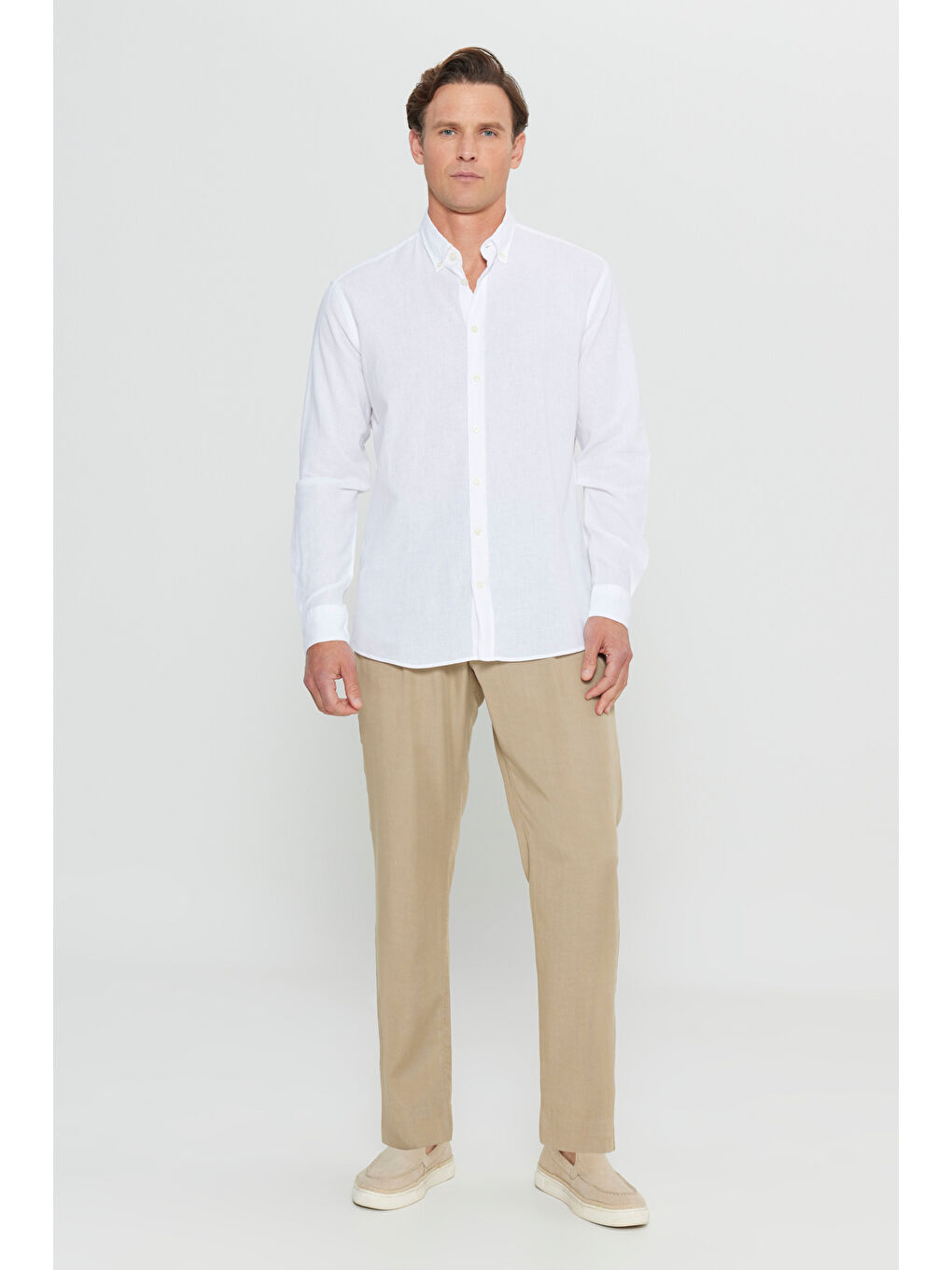 Erkek Beyaz Pamuklu Keten Comfort Fit Rahat Kesim Düğmeli Yaka Armürlü Gömlek-1