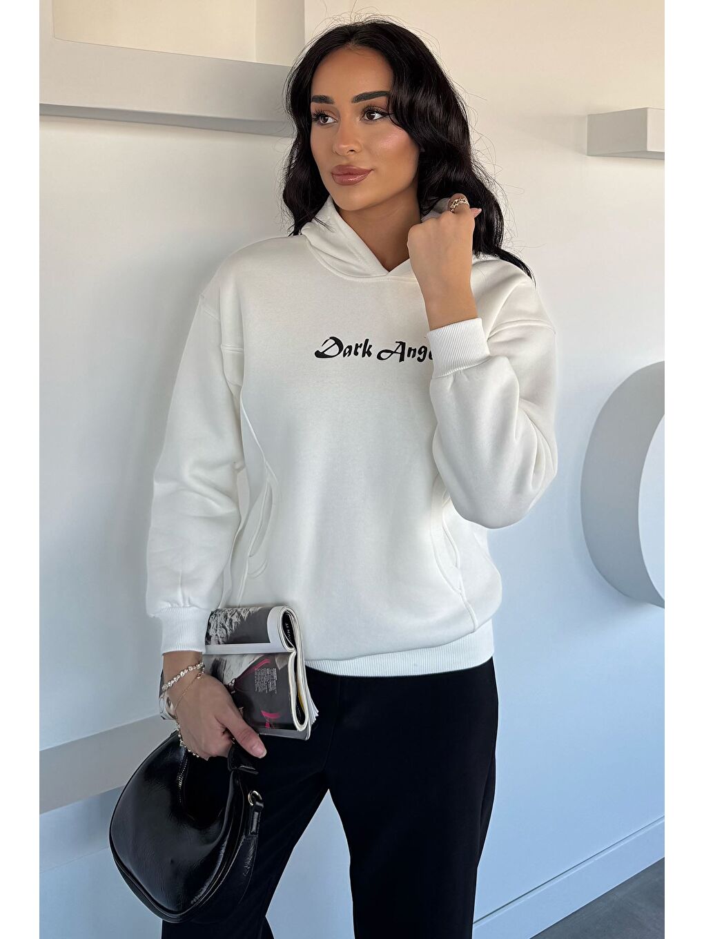 Ekru Kadın Kapüşonlu Kanguru Cepli Baskılı Üç İplik Şardonlu Sweatshirt-1