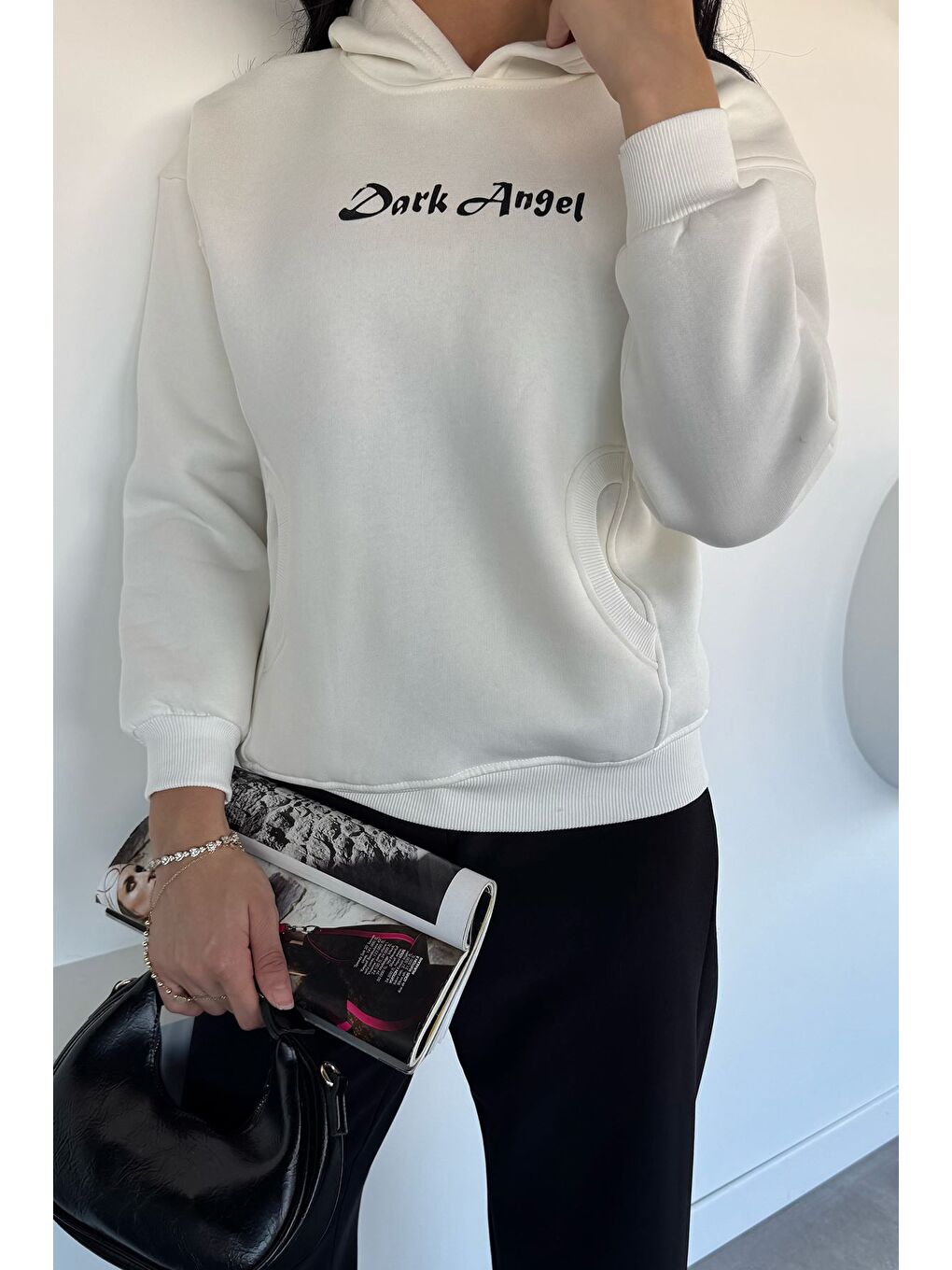 Ekru Kadın Kapüşonlu Kanguru Cepli Baskılı Üç İplik Şardonlu Sweatshirt-2