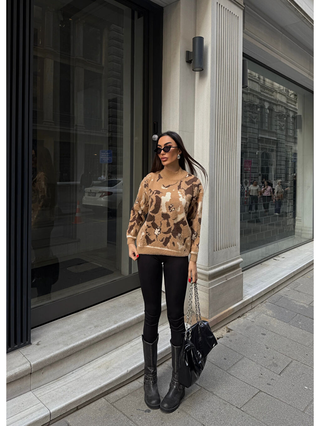 Kahverengi Çiçek Desenli Dokulu Triko Kazak-1