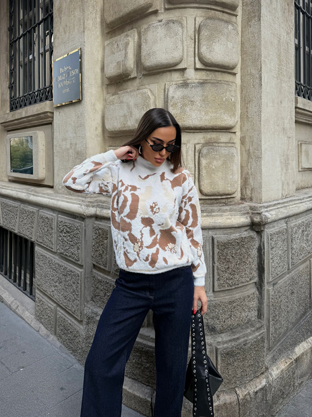 Ekru Çiçek Desenli Dokulu Triko Kazak