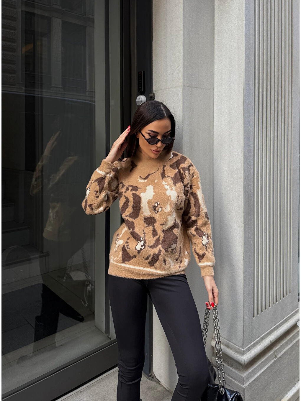 Kahverengi Çiçek Desenli Dokulu Triko Kazak-2