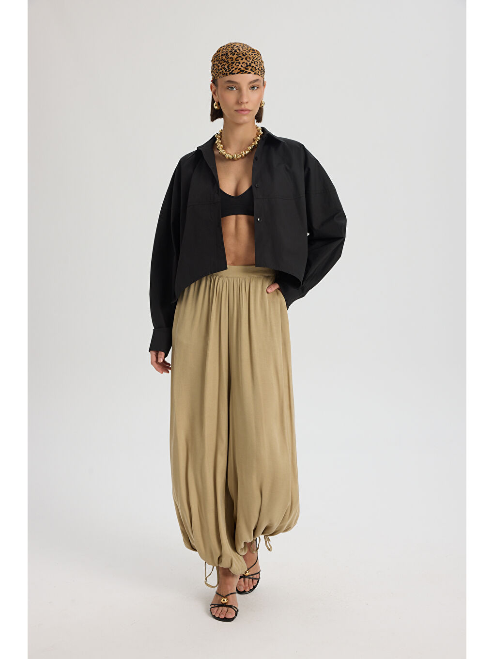 Numen Yırtmaç Detay Siyah Kısa Gömlek-1