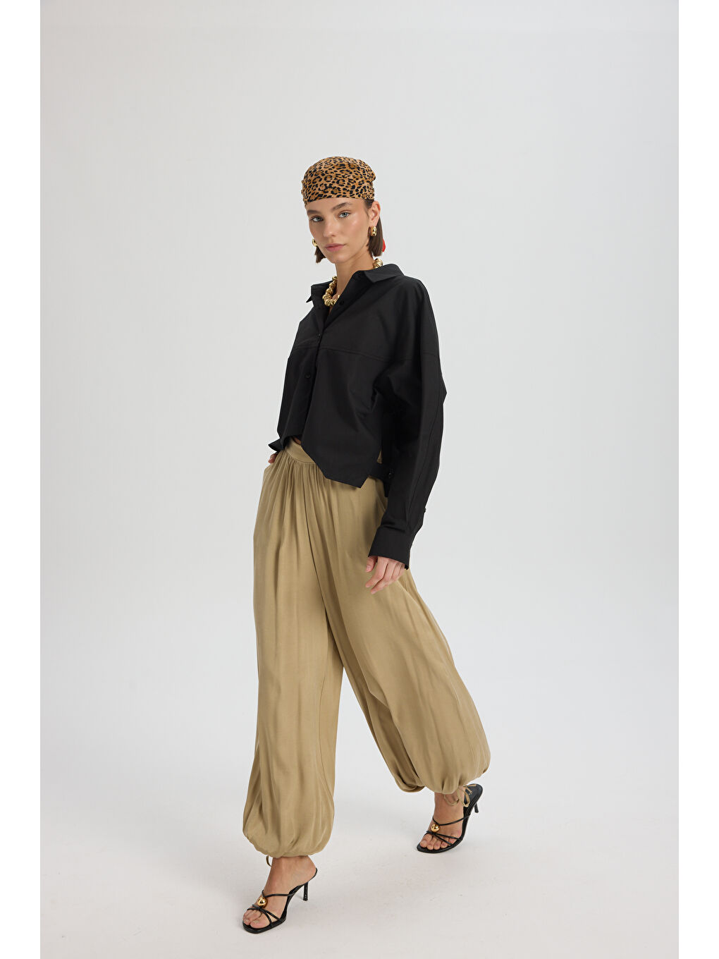 Numen Yırtmaç Detay Siyah Kısa Gömlek-2