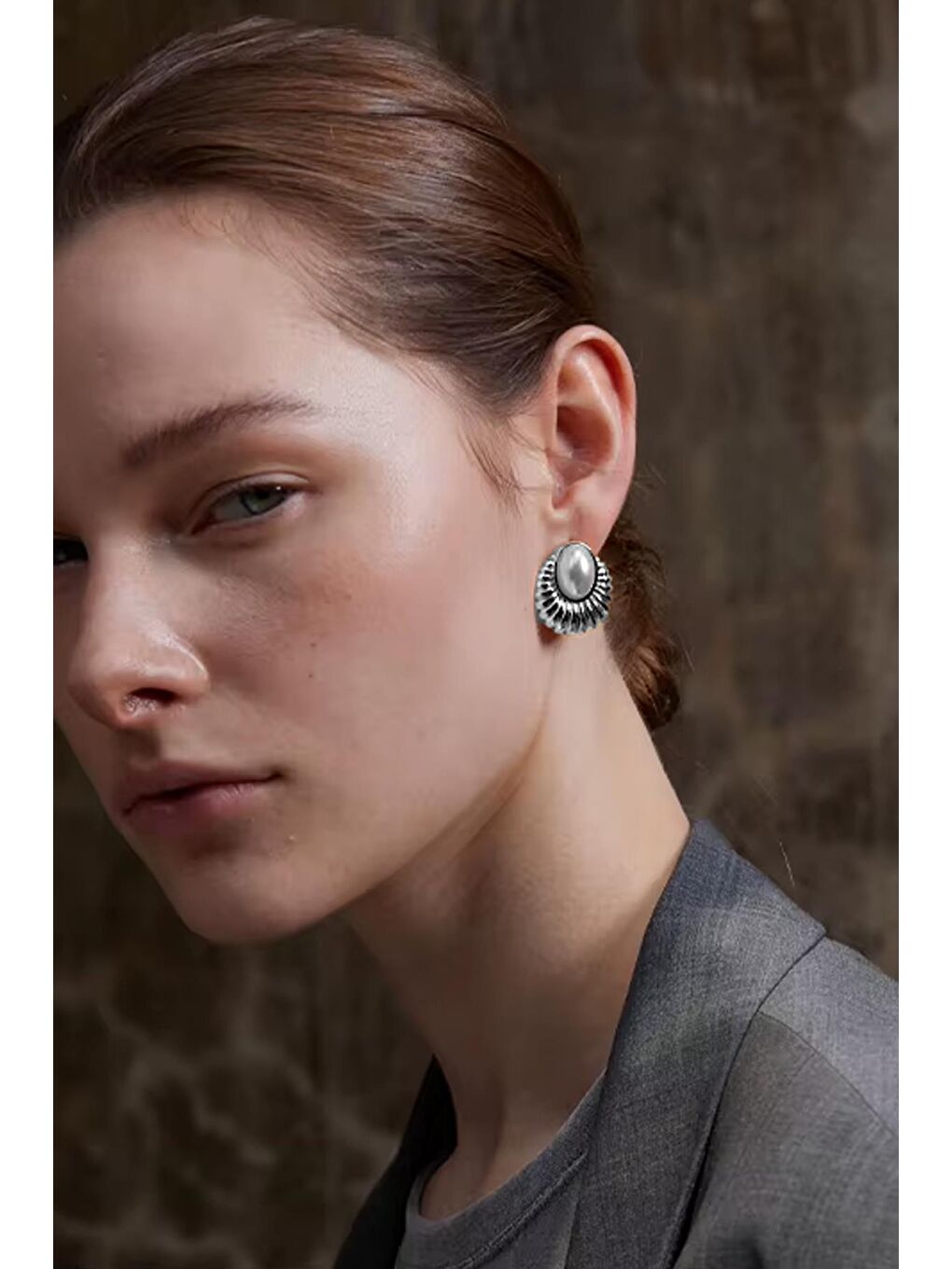 Gri Paslanmaz Çelik Sedef Detaylı Çivi Küpe-3