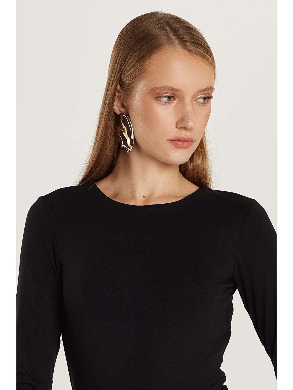 Kadın Slim Fit Dar Kesim Uzun Kollu Bisiklet Yaka Sırt Detaylı Siyah Viskon Bluz-1